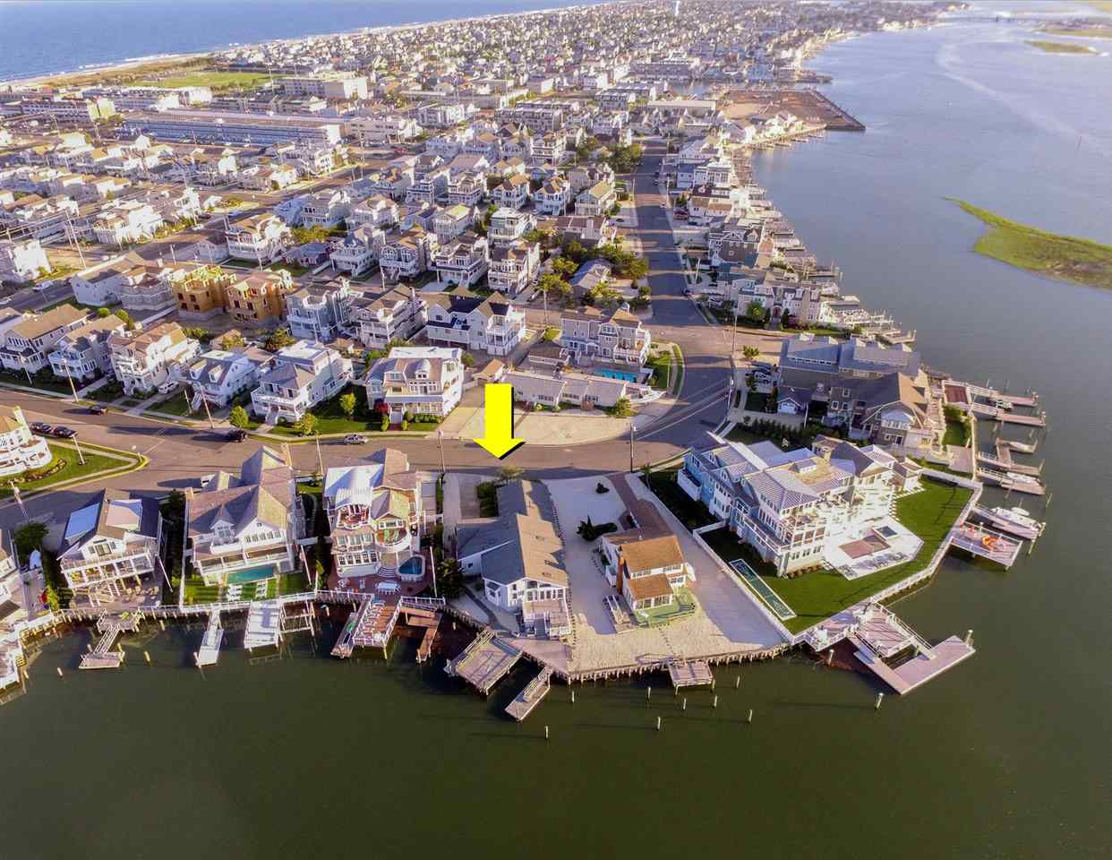 an aerial view of a swimming pool with outdoor seating yard and mountain view in back
