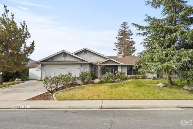 a view of house with a outdoor space