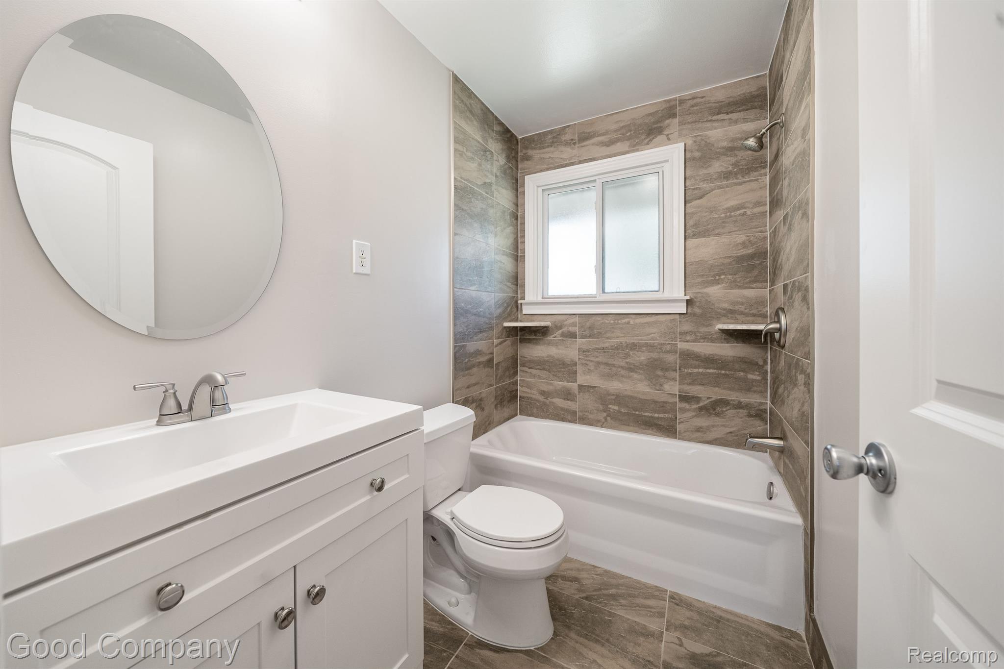 23805 West Lebost Novi, MI 48375 - Photo 7 of 20 2nd bathroom