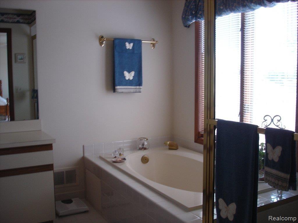 33737 Lighthouse Pointe, Unit 5 New Baltimore, MI 48047 - Photo 4 of 11 33737 Lighthouse Pointe 018
