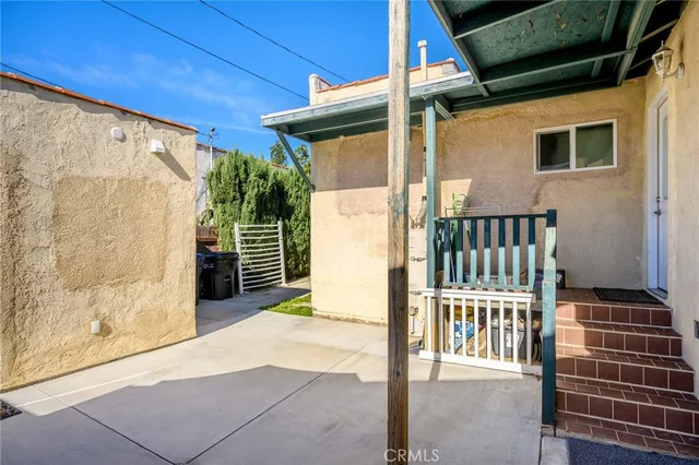 a view of a house with porch and garden