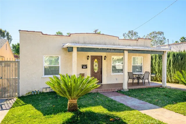 a view of a house with backyard and porch