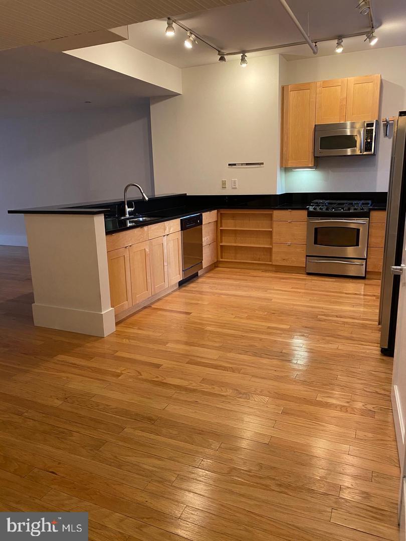 1615 Walnut Street, Unit 3 Philadelphia, PA 19102 - Photo 3 of 15 Large Open space
