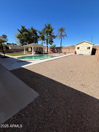 a view of a backyard