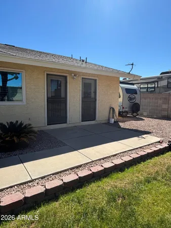 a view of a house with backyard