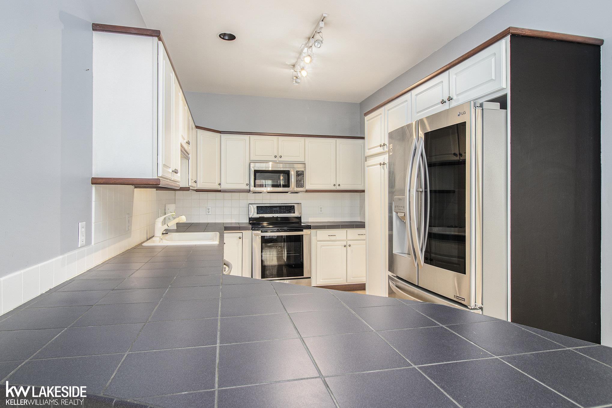 2662 Crooks Road Royal Oak, MI 48073 - Photo 9 of 29 50112435-8.JPG