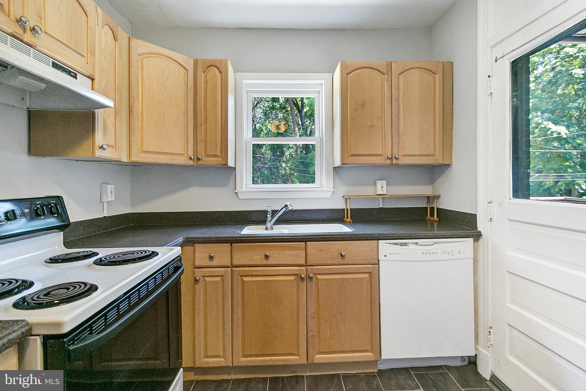 4636 Rokeby Road Baltimore, MD 21229 - Photo 11 of 38