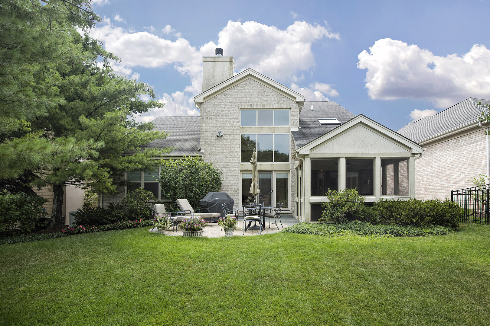 124 Ronan Road Highwood, IL 60040 - Photo 21 of 25 a front view of house with yard and green space
