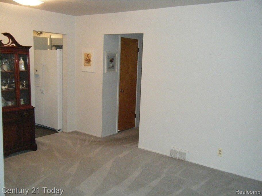 19386 Rensellor Street Livonia, MI 48152 - Photo 4 of 25 Living Room to Hallway