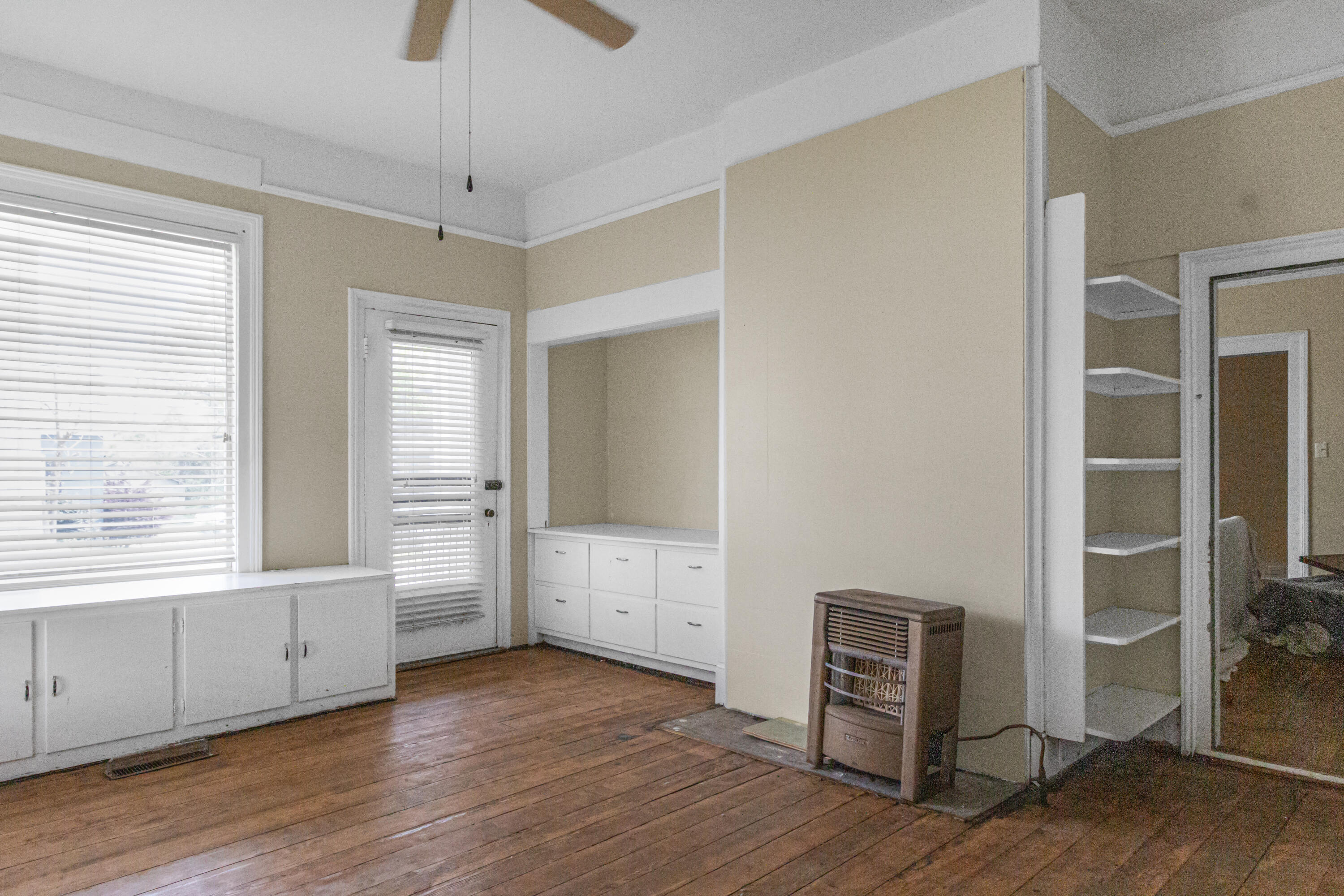 208 West Hall Street Thomson, GA 30824 - Photo 3 of 19 Living Room