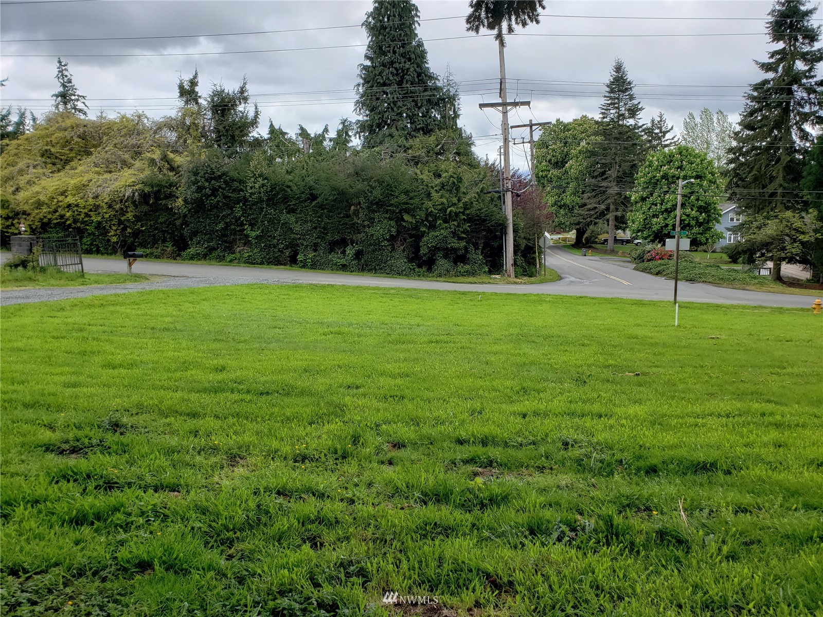 1 Lake Avenue Snohomish, WA 98290 - Photo 5 of 6 a view of a garden