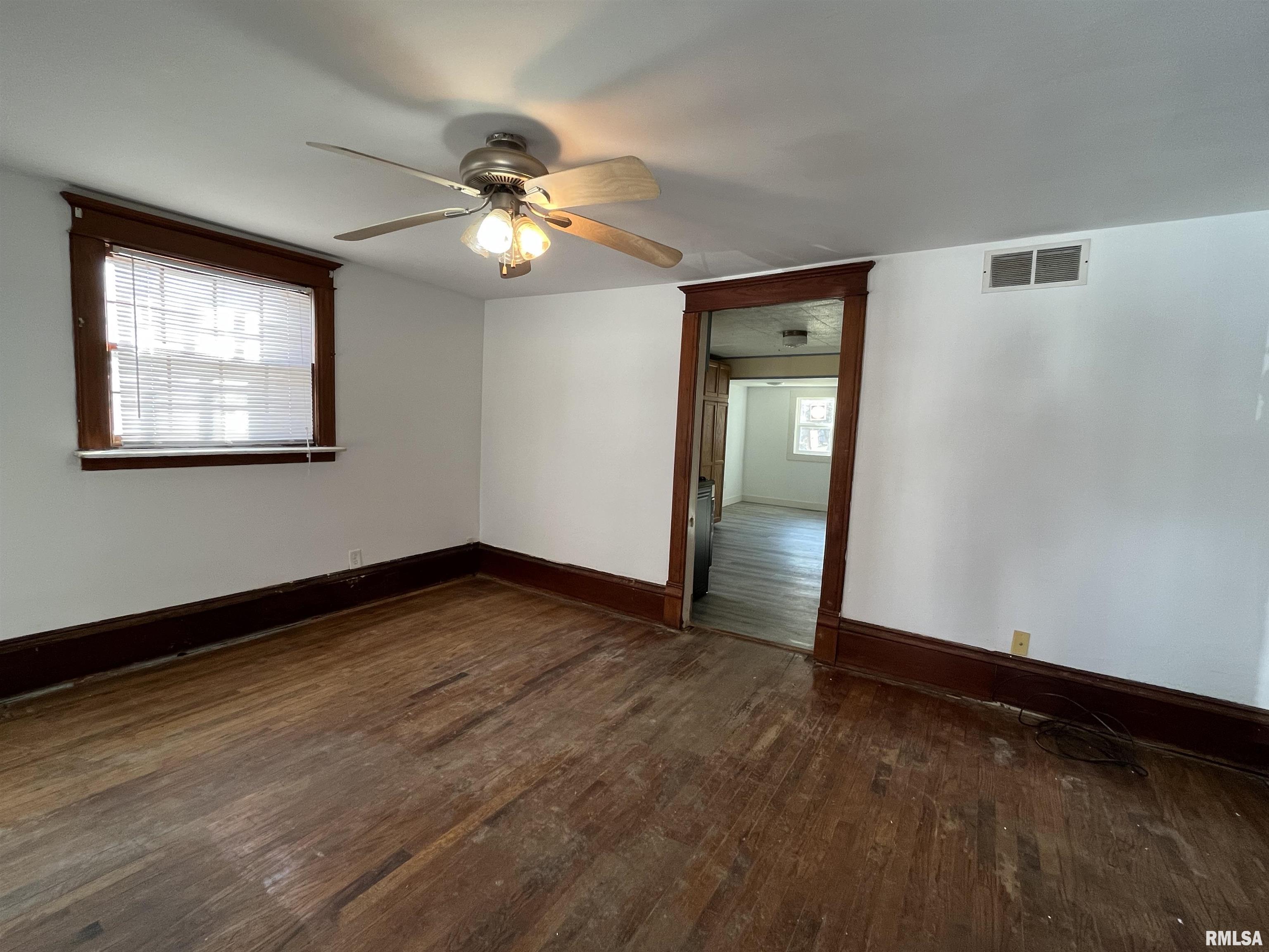 606 West Madison Street Athens, IL 62613 - Photo 3 of 16 Gallery Image 3