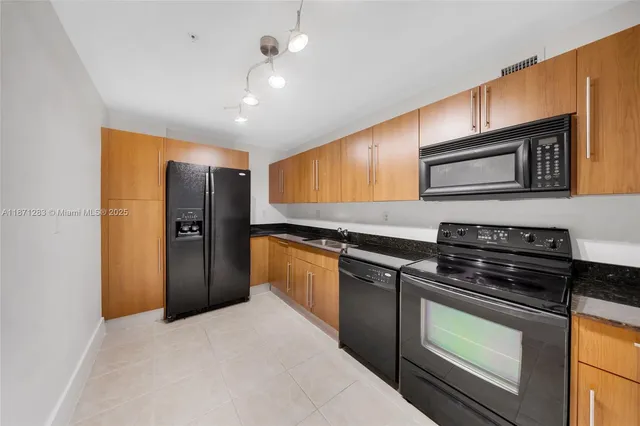 $2,400 | 3000 South Ocean Drive, Unit 814, Hollywood, FL 33019