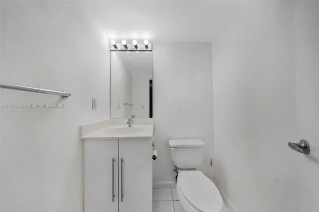 $2,400 | 3000 South Ocean Drive, Unit 814, Hollywood, FL 33019