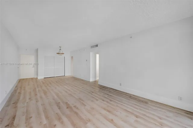 $2,400 | 3000 South Ocean Drive, Unit 814, Hollywood, FL 33019