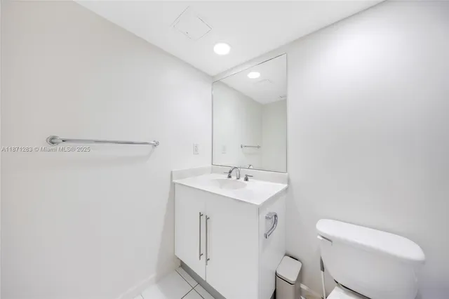 $2,400 | 3000 South Ocean Drive, Unit 814, Hollywood, FL 33019