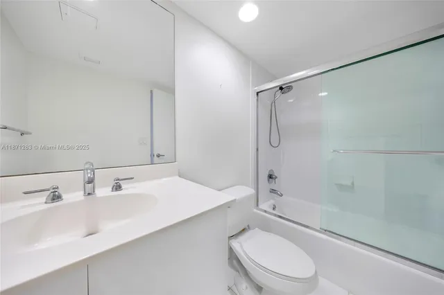 $2,400 | 3000 South Ocean Drive, Unit 814, Hollywood, FL 33019