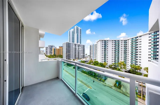 $2,400 | 3000 South Ocean Drive, Unit 814, Hollywood, FL 33019