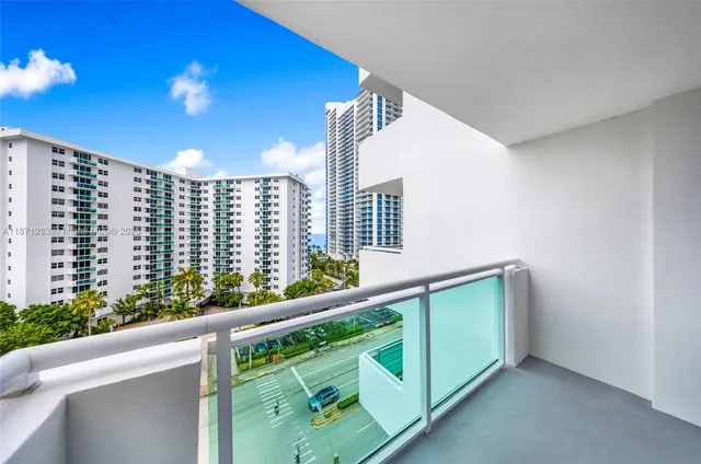 $2,400 | 3000 South Ocean Drive, Unit 814, Hollywood, FL 33019