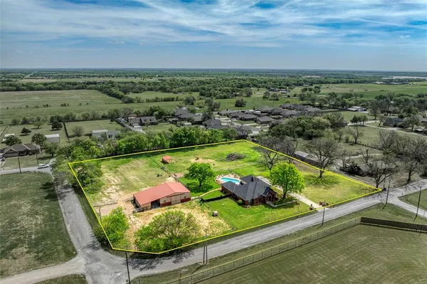 $699,999 | 501 North Van Zandt Street, Tioga, TX 76271