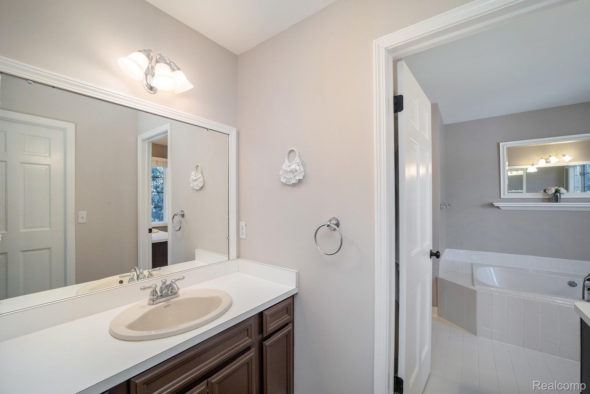 3650 Summit Ridge Drive Rochester, MI 48306 - Photo 24 of 42 3650 Summit Ridge Dr (20).jpg