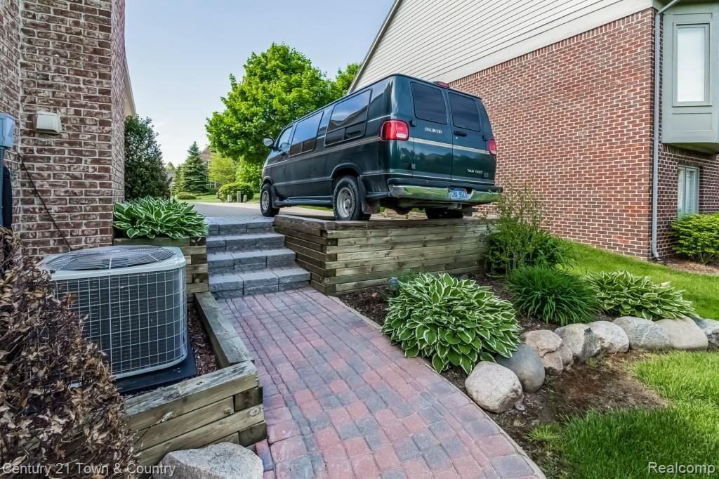 320 Wyngate Drive Rochester, MI 48307 - Photo 44 of 47 047-Exterior-1722808-large.jpg