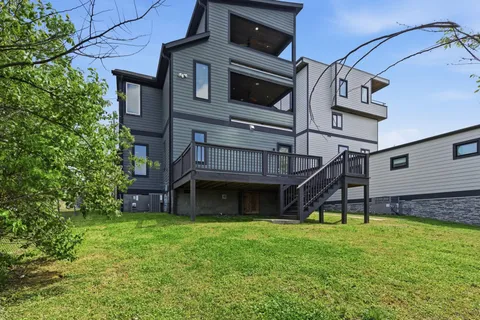 a view of a back yard