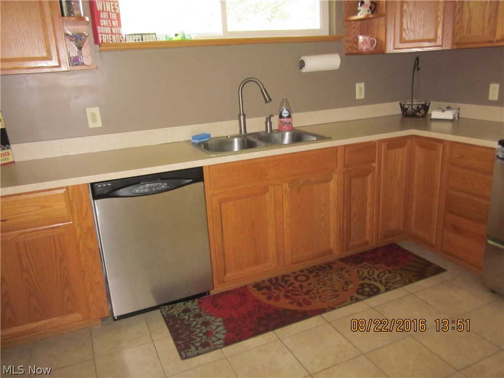 638 Substation Road Brunswick, OH 44212 - Photo 7 of 16 Plenty of cupboards and counter space for the family chef.