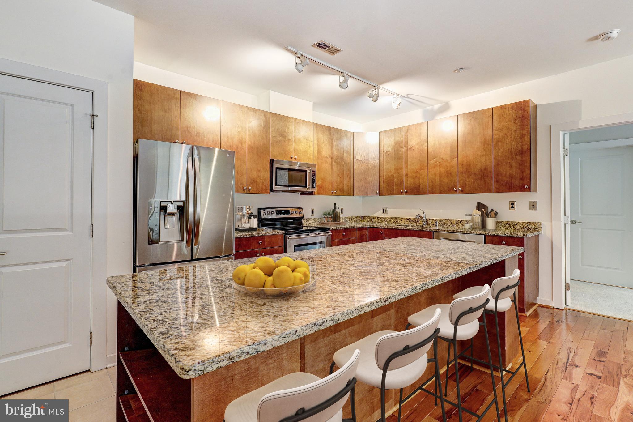 2007 Clipper Park Road, Unit 121 Baltimore, MD 21211 - Photo 19 of 34 Breakfast Bar and Island