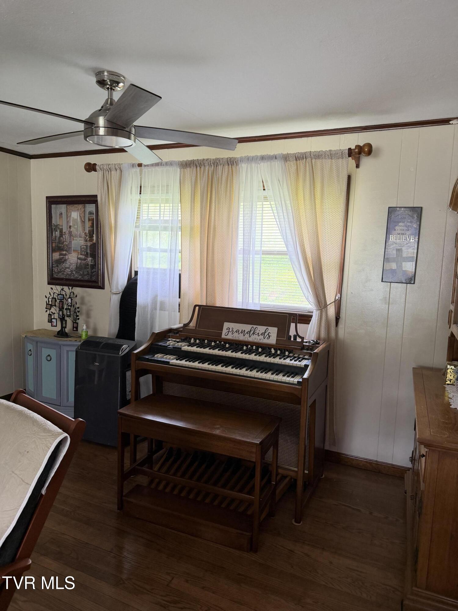 16601 Highway 19 Rosedale, VA 24280 - Photo 5 of 35 Living room