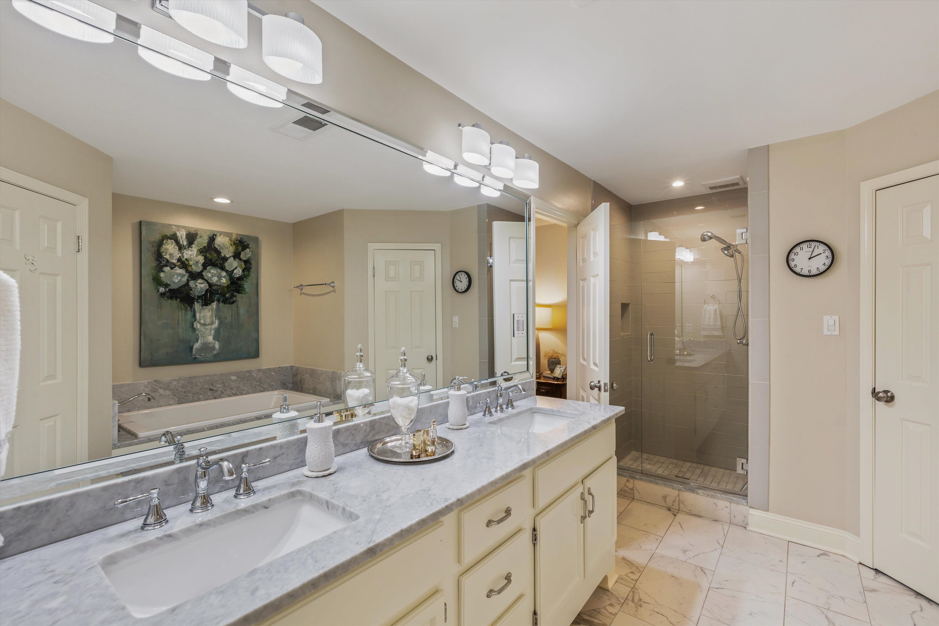 560 Silverman Drive Collierville, TN 38017 - Photo 14 of 31 a bathroom with double sink and a mirror
