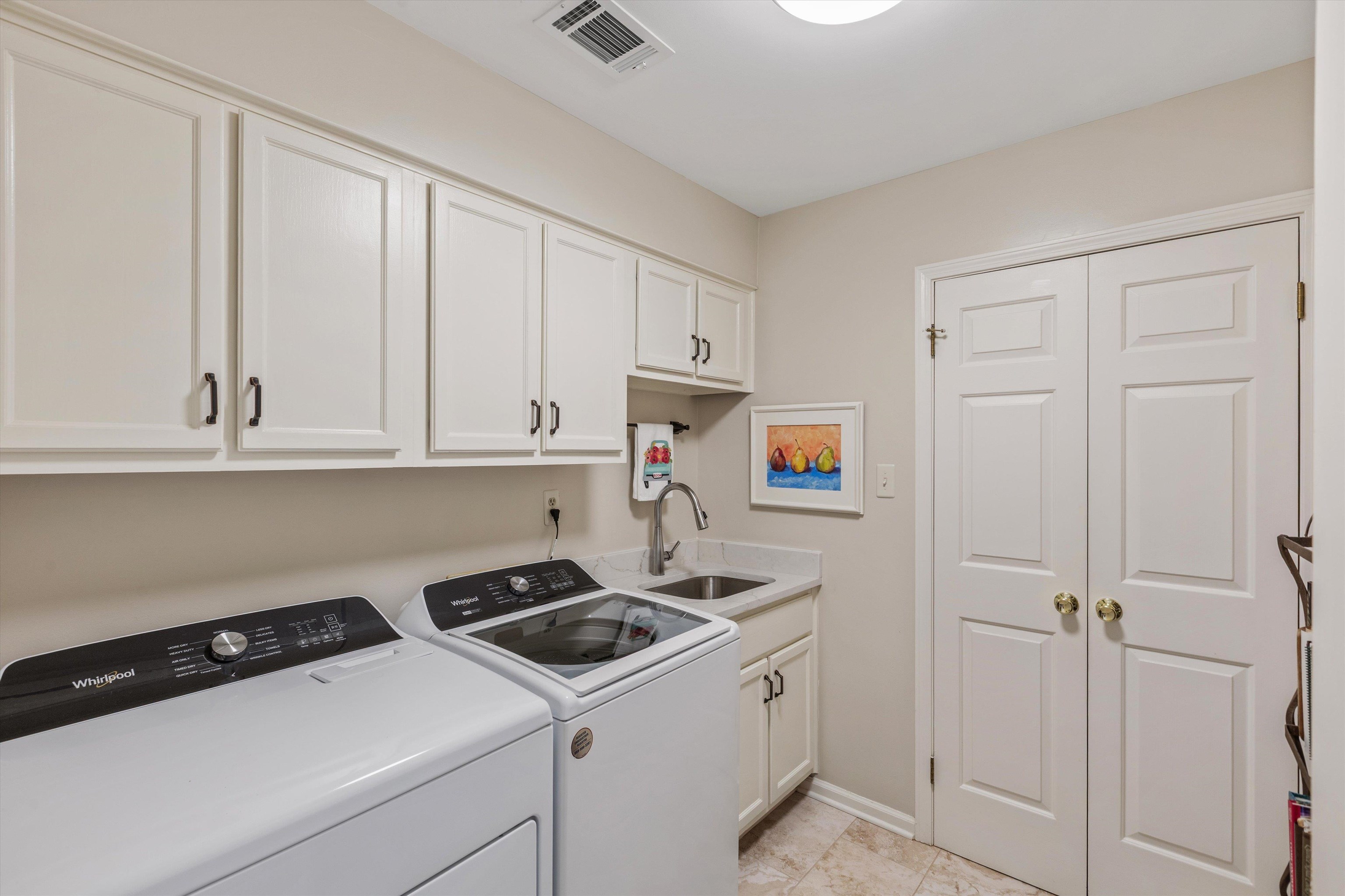 560 Silverman Drive Collierville, TN 38017 - Photo 16 of 31 a view of kitchen and sink
