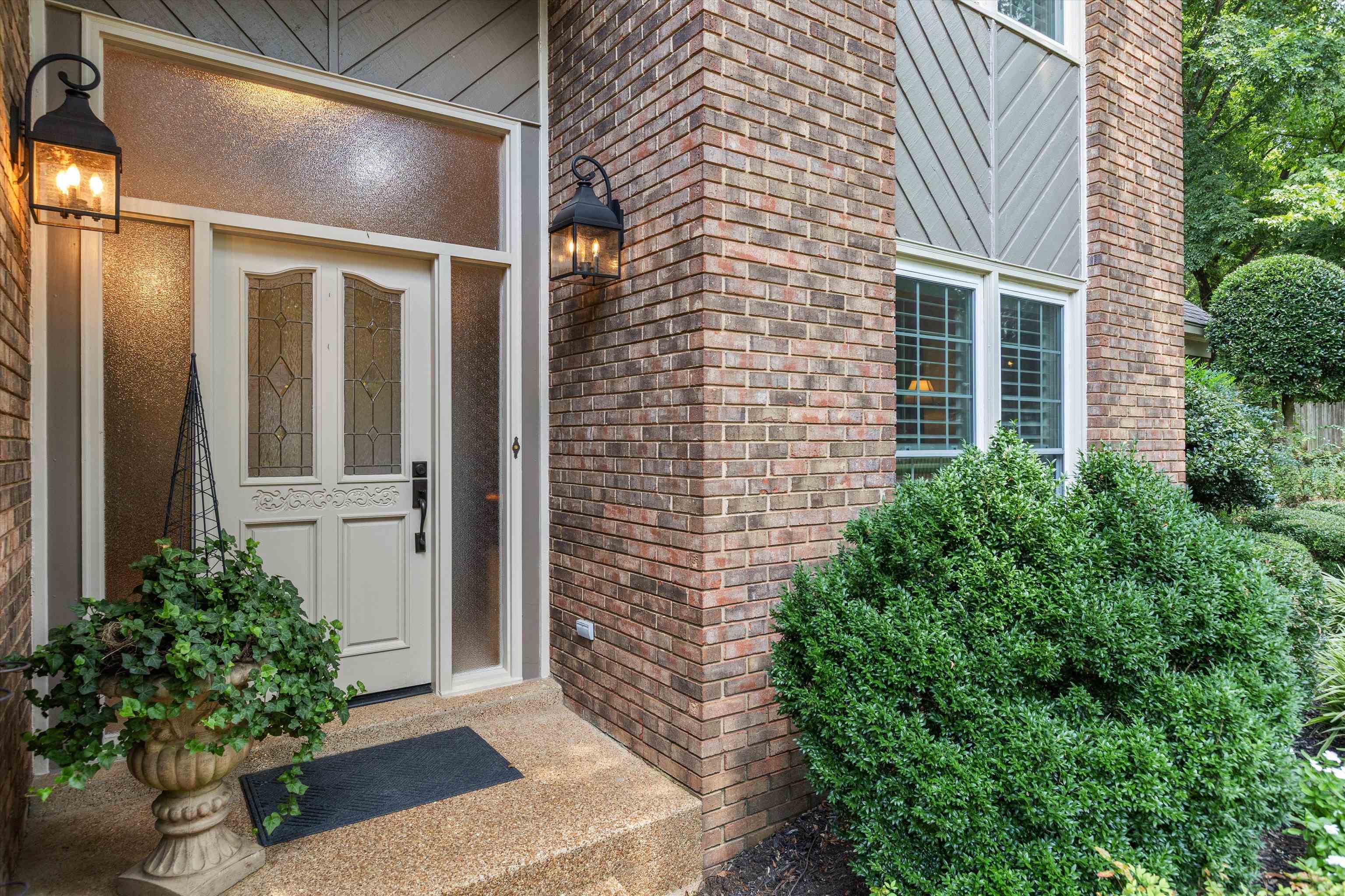 560 Silverman Drive Collierville, TN 38017 - Photo 2 of 31 a view of house with garden