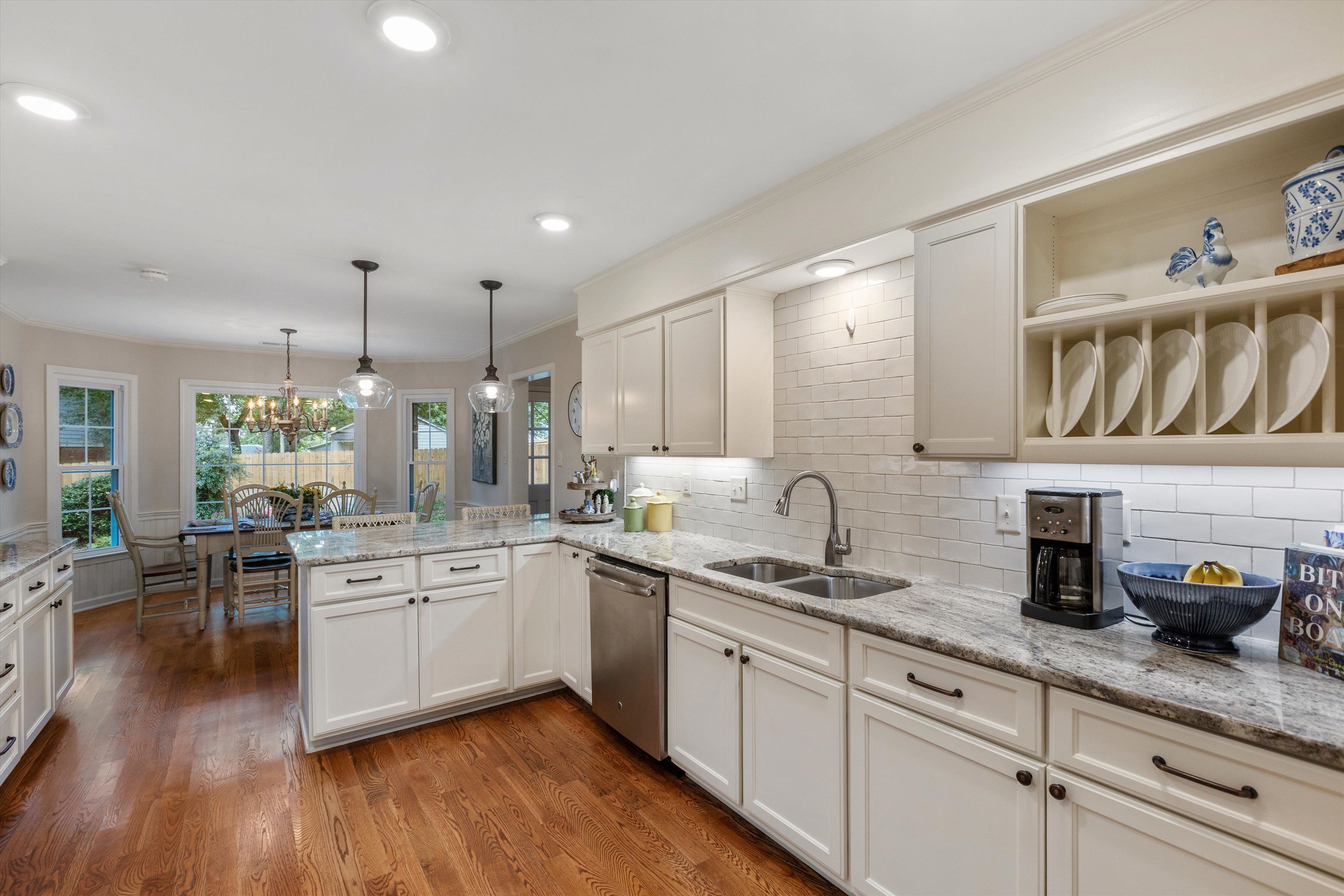 560 Silverman Drive Collierville, TN 38017 - Photo 6 of 31 a kitchen with lots of counter top space and furniture