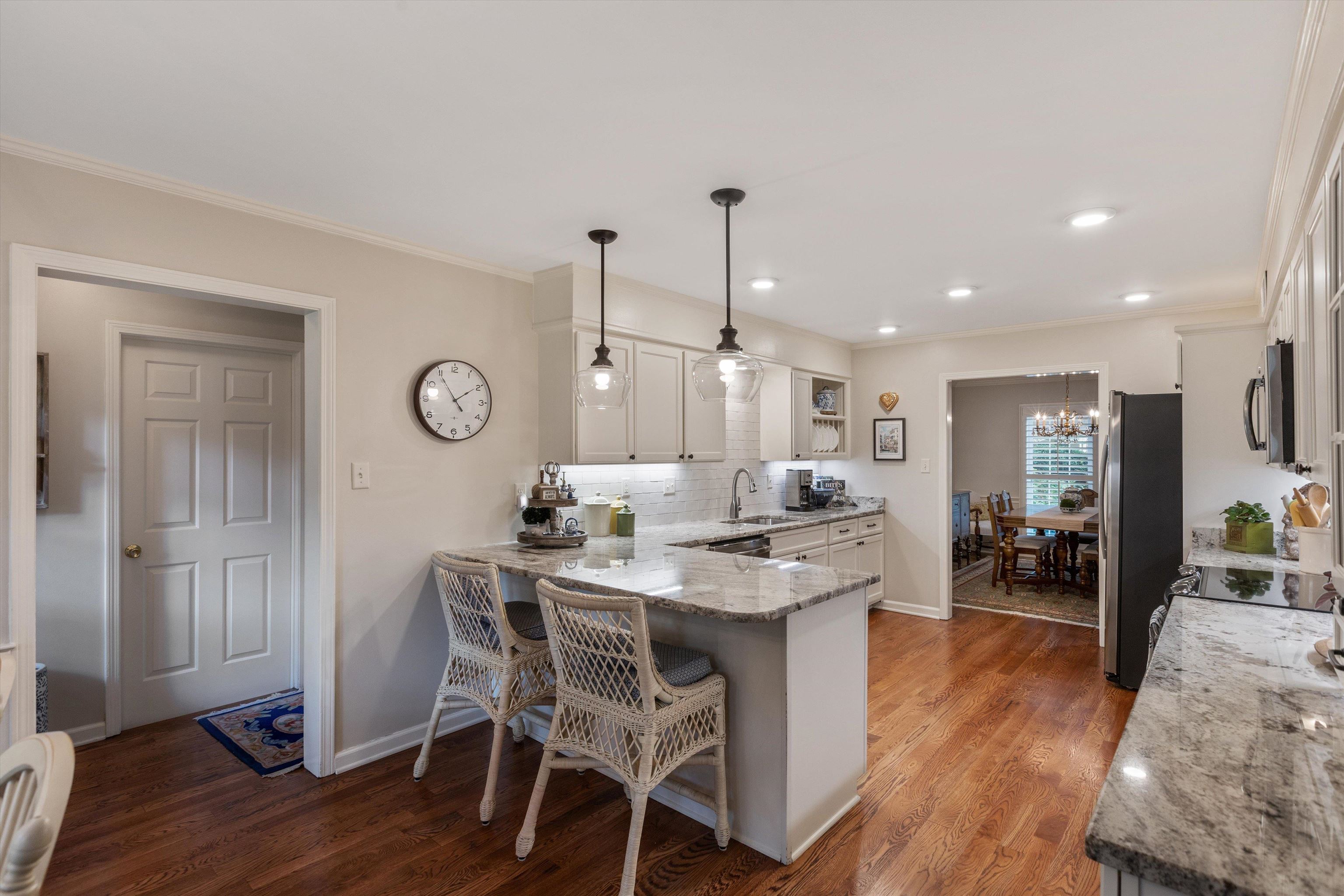 560 Silverman Drive Collierville, TN 38017 - Photo 8 of 31 a kitchen with a table and chairs in it