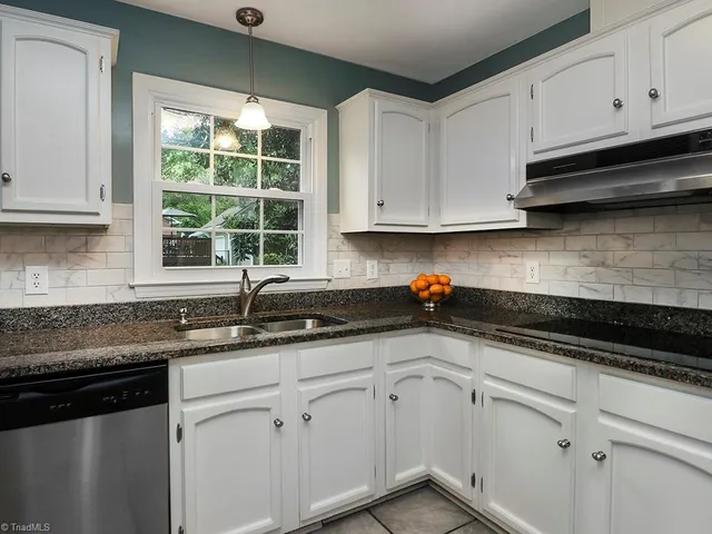 $2,400 | 6 Covent Garden Court, Greensboro, NC 27455