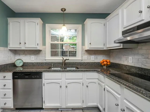 $2,400 | 6 Covent Garden Court, Greensboro, NC 27455