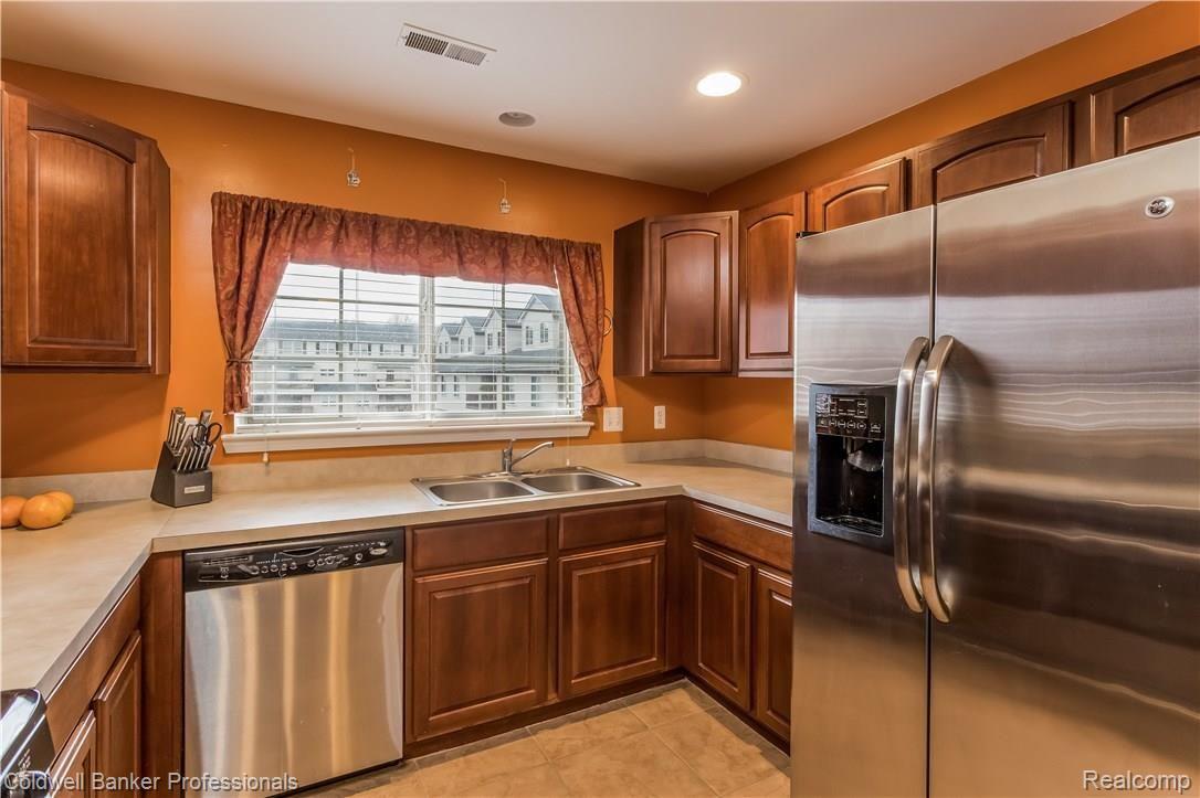 16894 Farmington Road, Unit 41 Livonia, MI 48154 - Photo 11 of 32 Kitchen 3