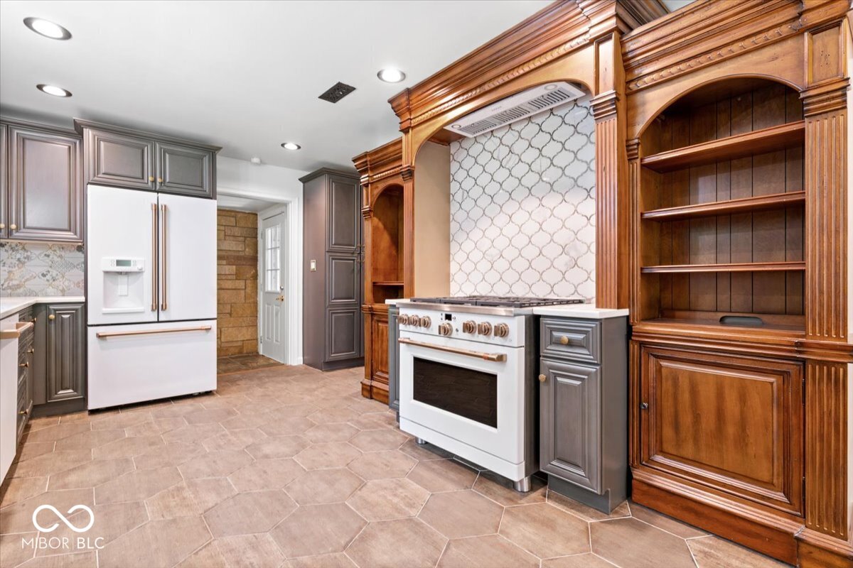 6470 Around The Hills Road Indianapolis, IN 46226 - Photo 9 of 59