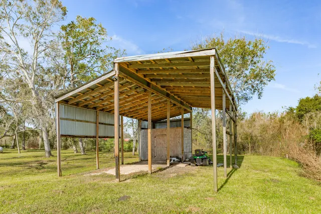a view of a house with a backyard