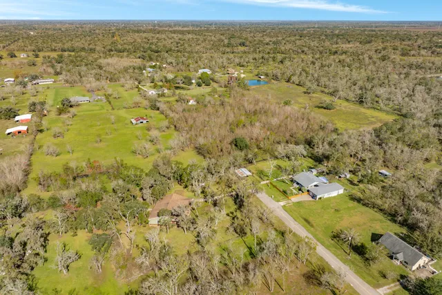 a view of a yard of a building