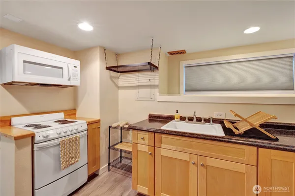 $2,195 | 7911 5th Avenue Northeast, Unit 2, Seattle, WA 98115