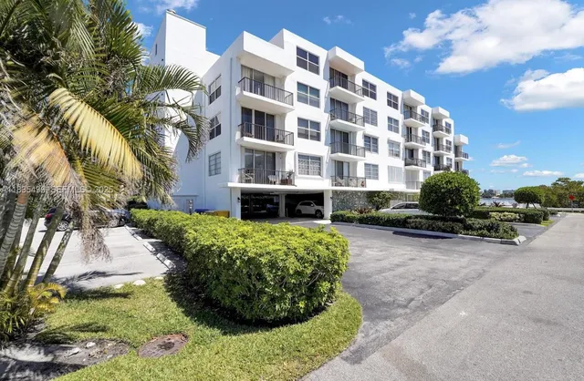 $175,000 | 301 Croton Avenue, Unit 203, Lantana, FL 33462