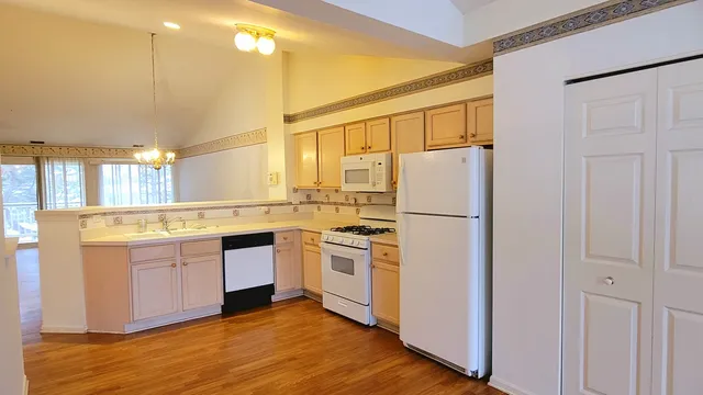 $2,500 | 2125 Fulham Drive, Unit 2125, Naperville, IL 60564