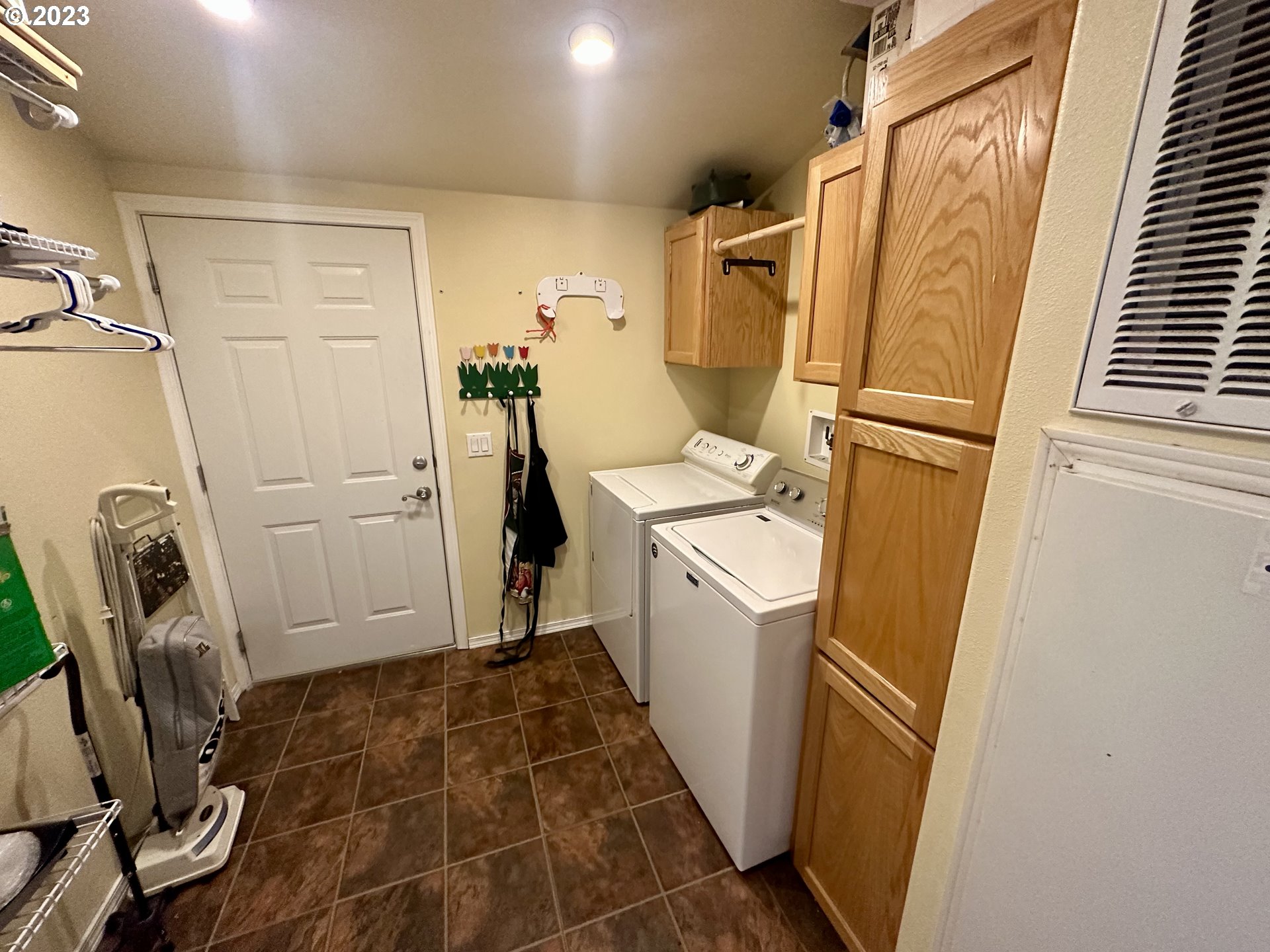 5275 Bridgewater Drive Eugene, OR 97402 - Photo 17 of 18 a utility room with dryer and washer
