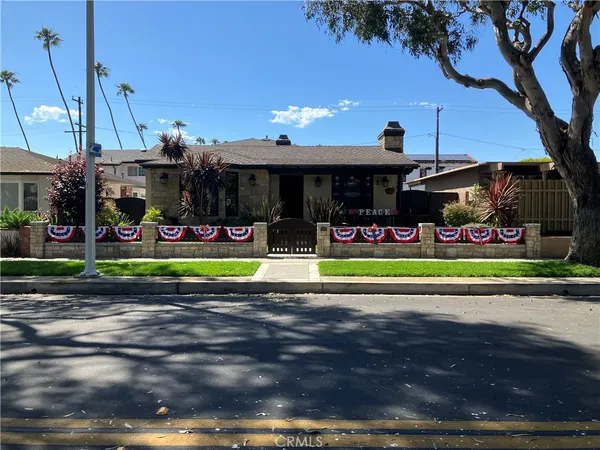 a view of street with an outdoor space