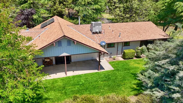 a view of a yard with a house in the background
