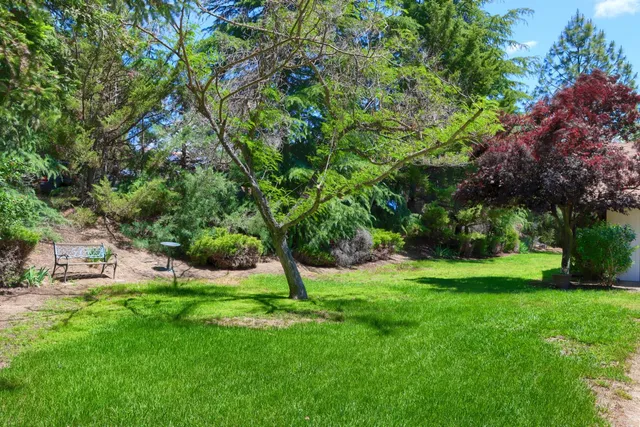 a view of a house with backyard and garden