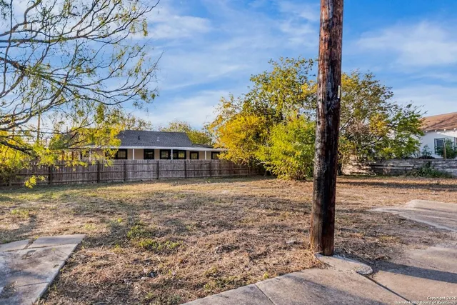 a front view of house with yard