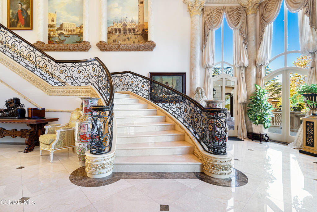 900 West Stafford Road Thousand Oaks, CA 91361 - Photo 45 of 73 a view of entryway and hall